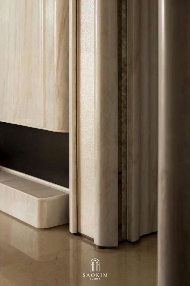 Không gian phòng khách trong thiết kế nội thất phong cách Contemporary Quiet Luxury được nâng tầm bởi đá tự nhiên, gỗ và những điểm nhấn kim loại sang trọng.